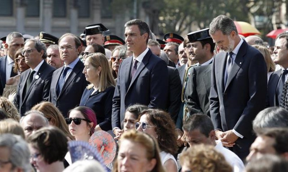 Los Reyes, junto a Pedro Sánchez, Ana Pastor, Pío Escudero, Quim Torra y Roger Torrrent durante el homenaje a las víctimas de los atentados del 17-A, celebrado esta mañana en la plaza de Catalunya de Barcelona. | EFE / Andreu Dalmau