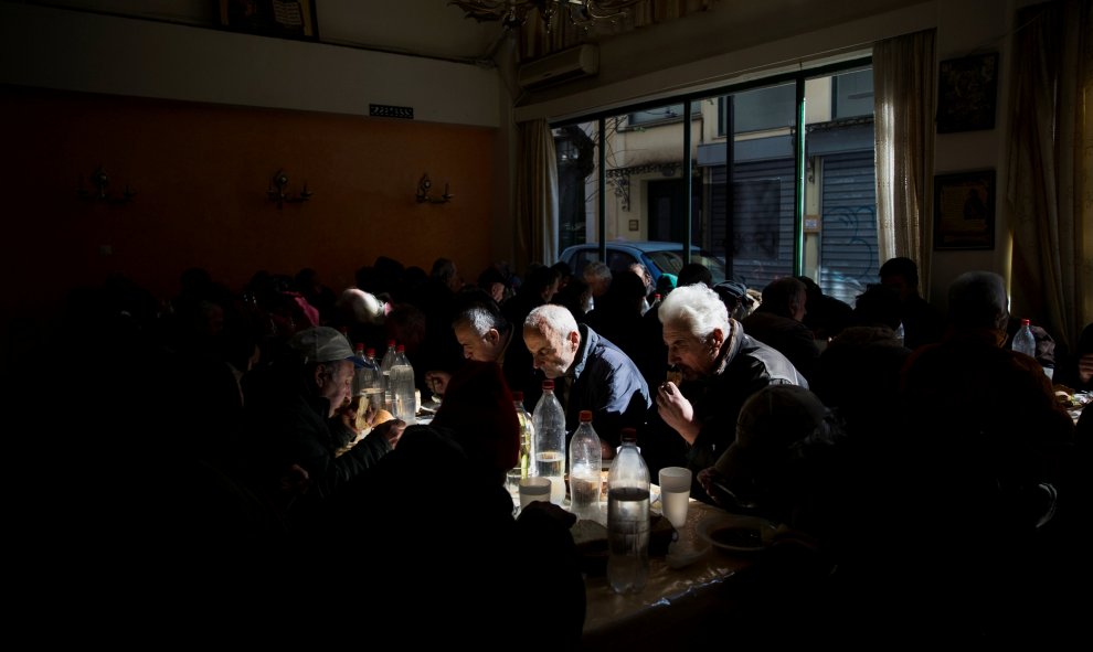 Personas en comedor de beneficencia administrado por la iglesia ortodoxa en Atenas. / REUTERS - ALKIS KONSTANTINIDIS