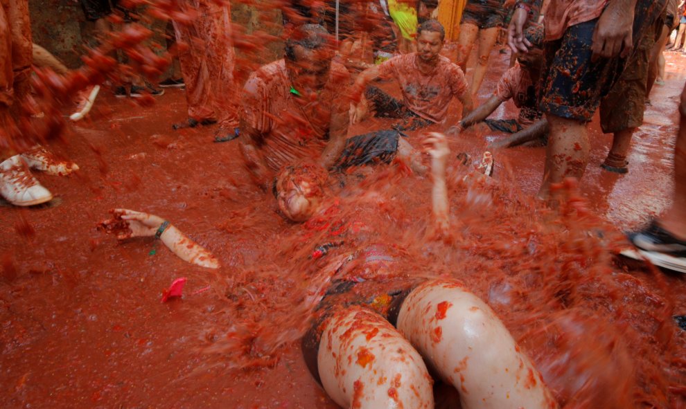 29/08/2018 Varios jóvenes participan en la Tomatina de Bunyol. REUTERS/Heino Kalis