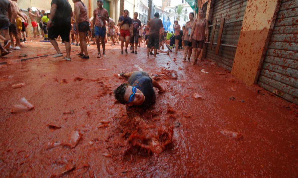 29/08/2018 Varios jóvenes participan en la Tomatina de Bunyol. REUTERS/Heino Kalis