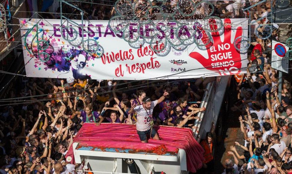 29/08/2018.. El centro de Buñol ha comenzado ya a teñirse de rojo con el lanzamiento desde varios camiones de los 145.000 kilos de tomate con los que 20.000 personas lucharán durante una hora hasta la extenuación festiva en la Tomatina de este pueblo vale