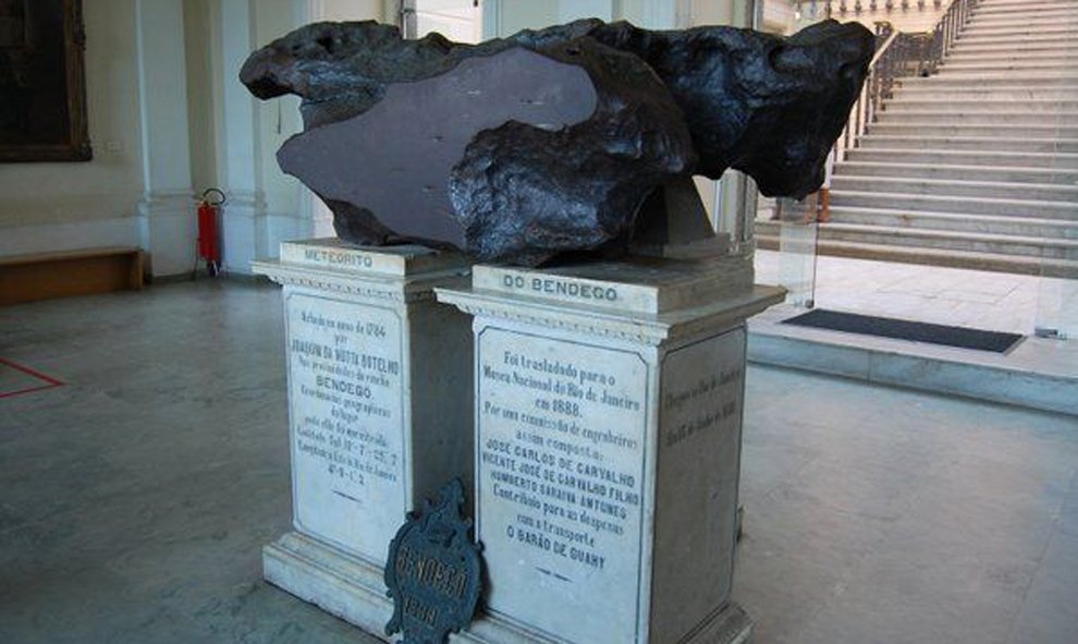 Hallado en 1784, el meteorito de Bendegó está constituido por una masa compacta de hierro y níquel. Es el mayor meteorito brasileño y uno de los más grandes del mundo, con un peso de más de cinco toneladas y unas dimensiones superiores a los dos metros de