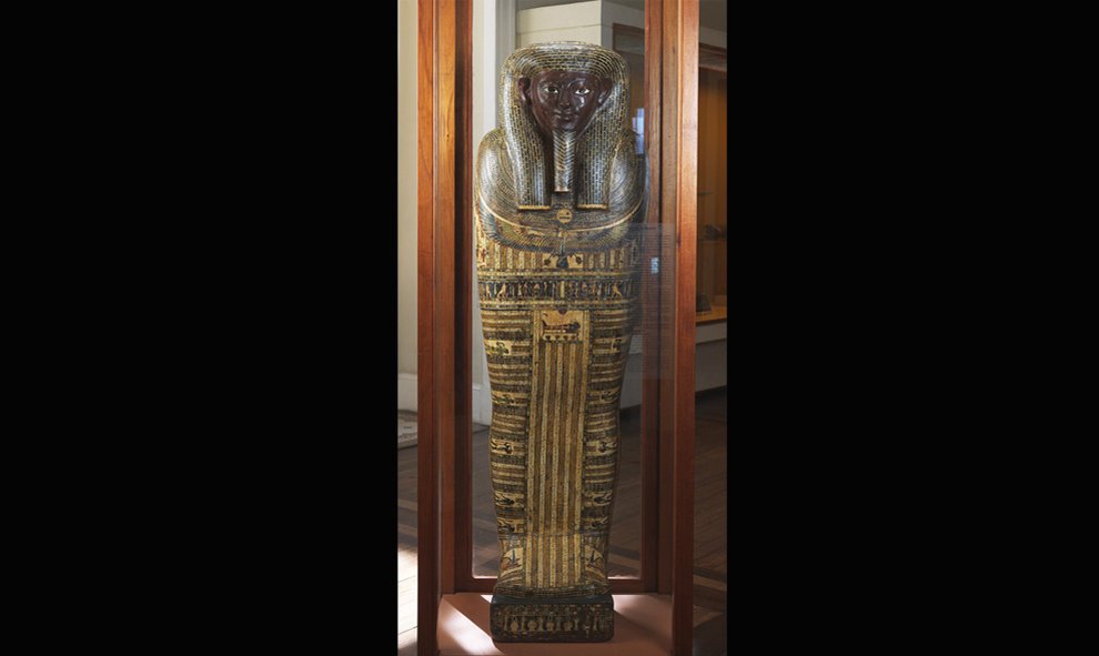Tebas del oeste, una pieza única de incalculable valor arqueológico. El ataúd de madera policromada representa al muerto en forma de una momia envuelta en su sudario.- Museo UFRJ