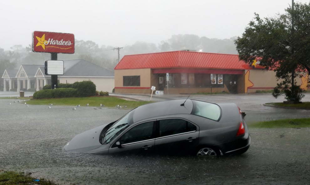 Un coche sumergido por las lluvias torrenciales provocadas por Florence. | REUTERS/Jonathan Drake