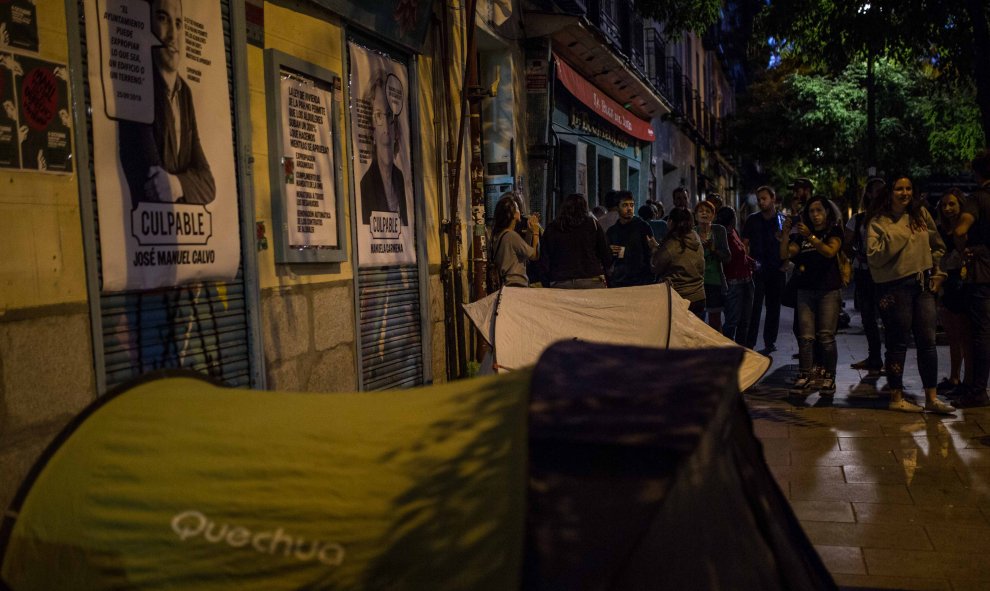 Activistas por el derecho a la vivienda acampan en la calle Argumosa par evitar el desahucio de Pepi, de 65 años. Una empresa inmobiliaria compró un tercio de la viviendas del bloque y quiere expulsar a los inquilinos para aumentar los precios del alquile