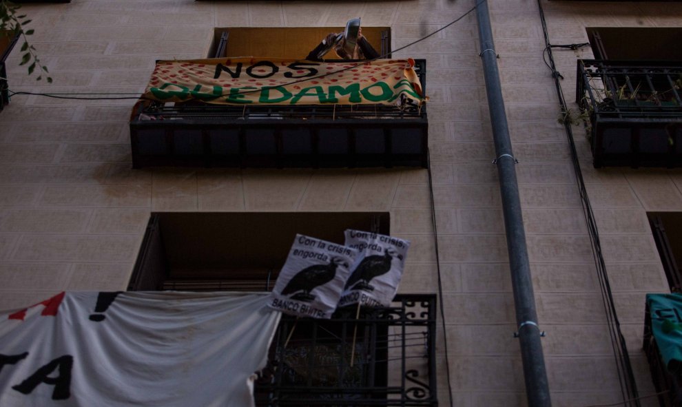 Una activista protesta por el desahucio de Pepi, de 65 años, después de 20 años viviendo en ese pido de Lavapiés sin dejar de pagar el alquiler.-JAIRO VARGAS