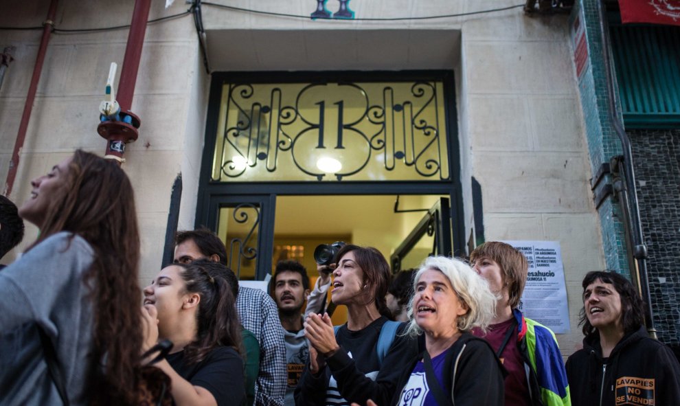 Vecinos y activistas se concentran en el bloque de la calle Arganzuela, 11 para evitar el desahucio de Pepi por un fondo de inversión inmobiliaria que ha comprado parte del edificio.- JAIRO VARGAS