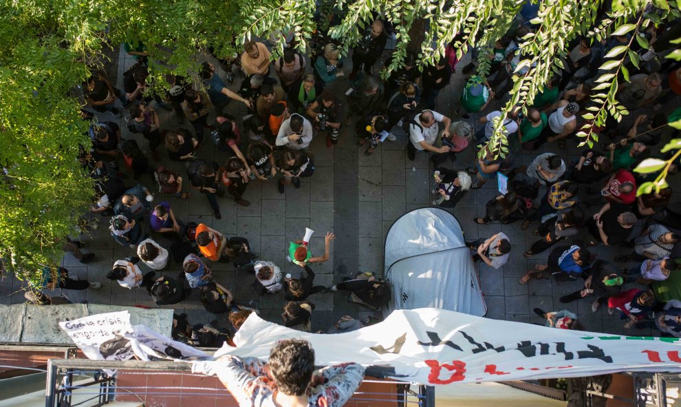 Vecinos y activistas se concentran en el bloque de la calle Arganzuela, 11 para evitar el desahucio de Pepi por un fondo de inversión inmobiliaria que ha comprado parte del edificio.- JAIRO VARGAS