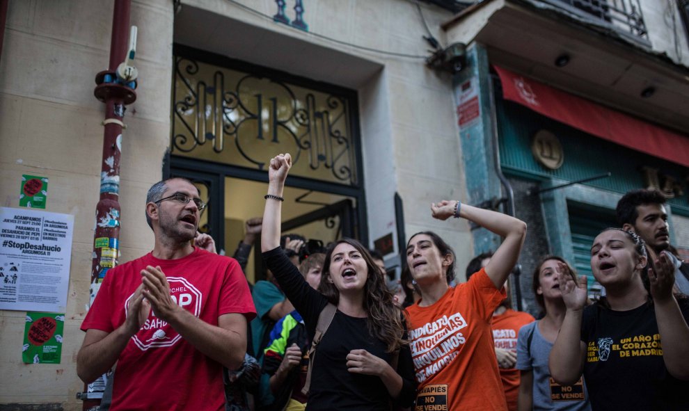 Activistas antidesahucios y vecinos de Lavapiés celebran la paralización del desahucio de Pepi por mandato de las Naciones Unidas.- JAIRO VARGAS