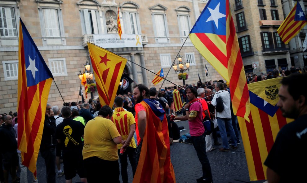 Decenas de independentistas se concentran en la Plaza Sant Jaume para evitar que policías nacionales y guardias civiles se manifiesten. | Jon Nazca / Reuters