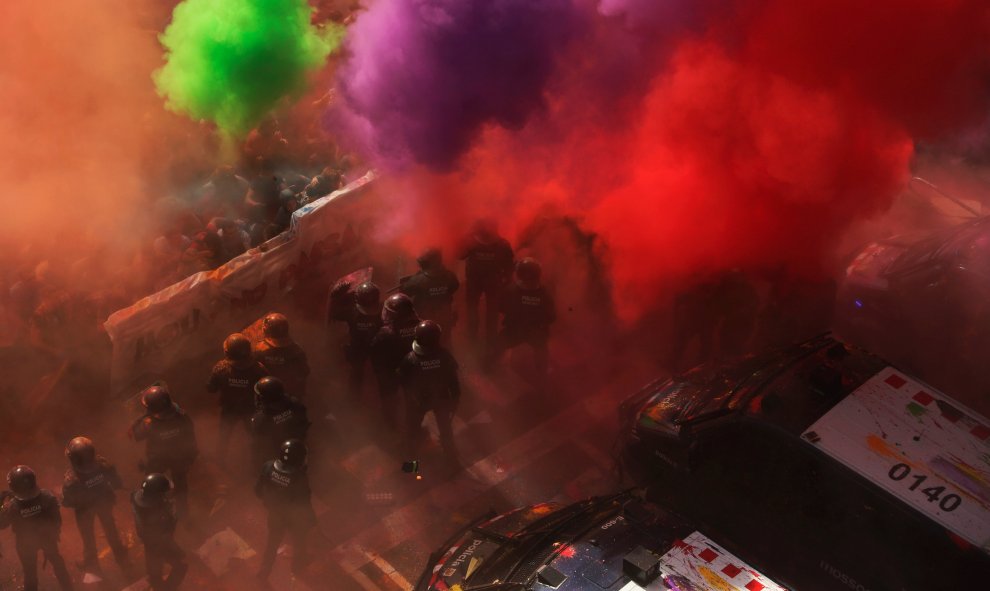Los manifestantes por la independencia de Catalunya lanzan pintura contra la policía autonómica. | Jon Nazca Reuters