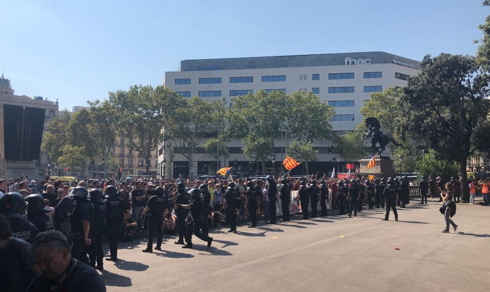 Los Mossos separan a los policías nacionales y guardias civiles de los independentistas para evitar enfrentamientos. | Europa Press