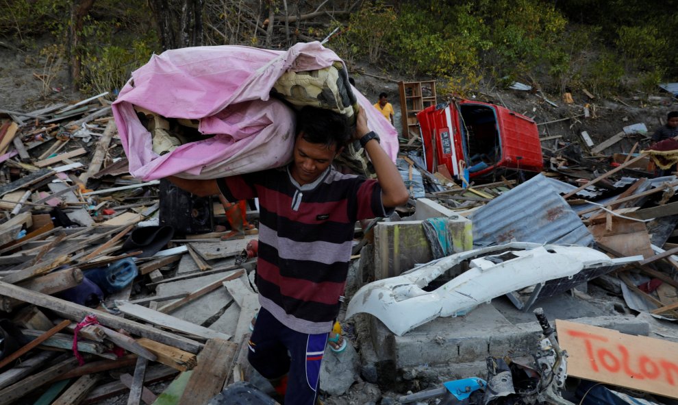Unas tres horas después del primer terremoto ocurrió un segundo seísmo de 7,5 grados y el posterior tsunami - Beawiharta/ Reuters