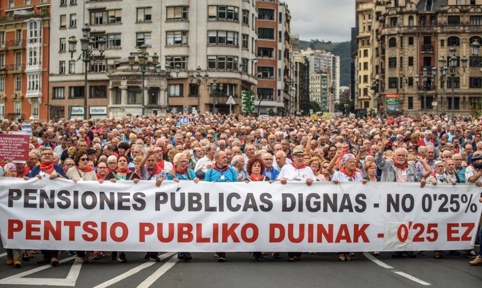 El Movimiento de Pensionistas de Bizkaia se manifiesta en demanda de unas pensiones dignas y del blindaje del sistema público actual. Vista de la manifestación en la calle Buenos Aires. EFE/JAVIER ZORRILLA