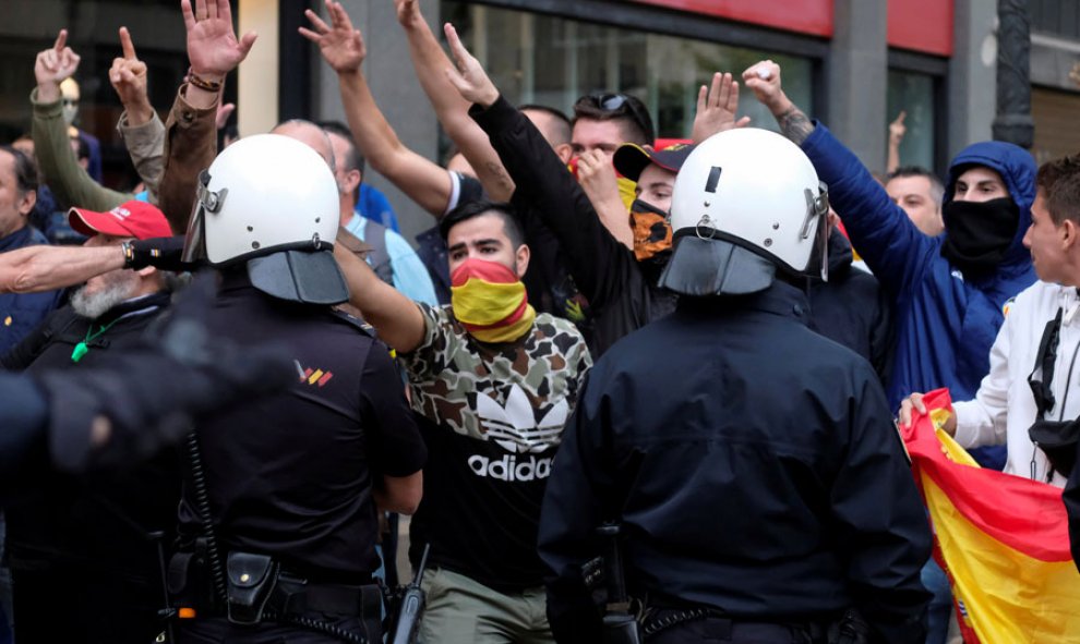 Nazis hacen el saludo fascista en Valencia este martes. REUTERS/Heino Kalis