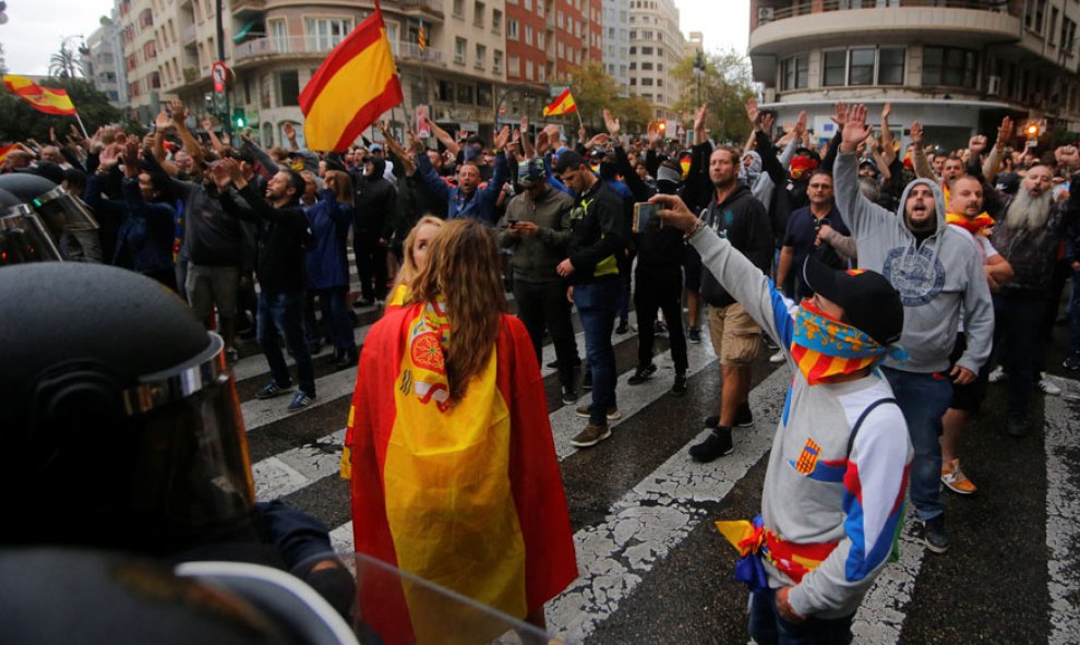 Nazis hacen el saludo fascista en Valencia este martes. REUTERS/Heino Kalis