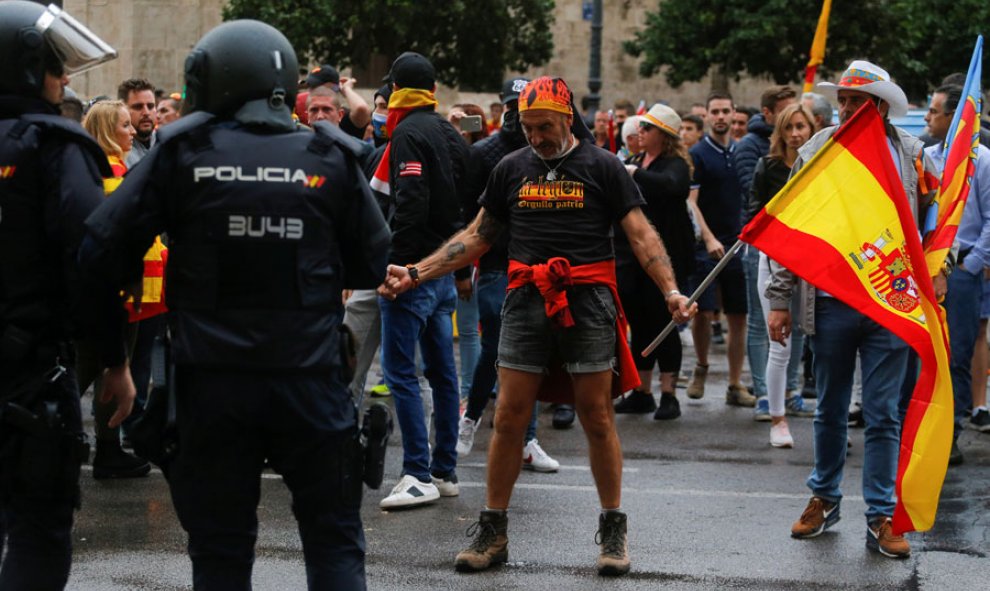 Decenas de nazis en Valencia este martes. REUTERS/Heino Kalis