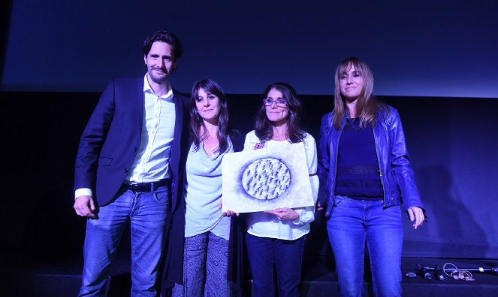 De izqda a dcha, Juan Diego Botto, Natalia y Paula Slepoy, Ana Pardo de Vera en el homenaje al abogado Carlos Slepoy. / FERNANDO SÁNCHEZ