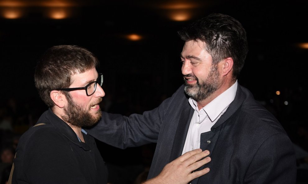 También estuvo presente Miguel Urbán, en la imagen saludando a Carlos Sánchez Mato. / FERNANDO SÁNCHEZ