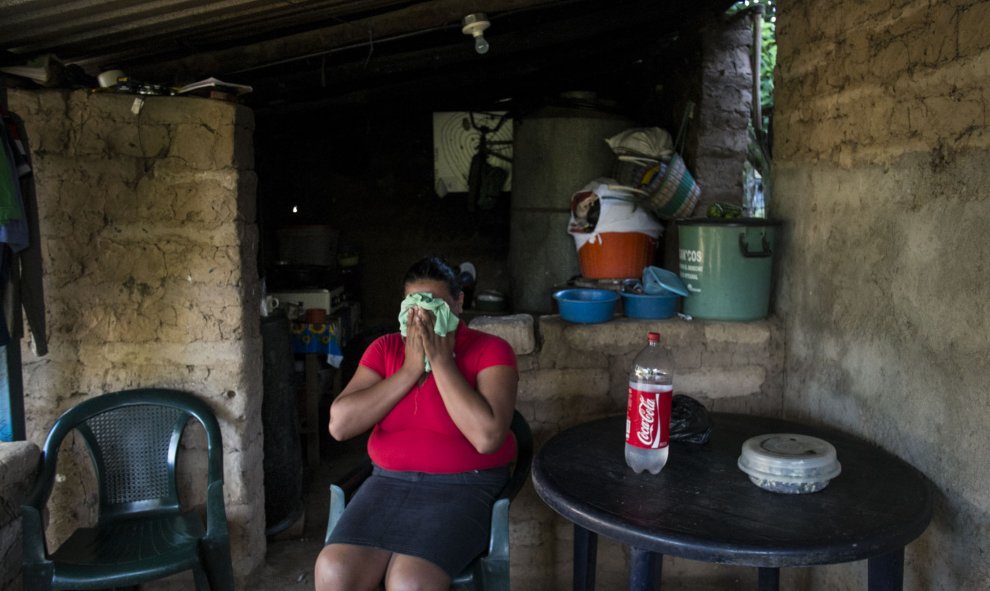 La sobreexplotación por Coca Cola del acuífero de Nejapa (El Salvador) ha secado fuentes y pozos de superficie y ha forzado a las mujeres a caminar durante horas para obtener el agua necesaria para vivir. PEDRO ARMESTRE