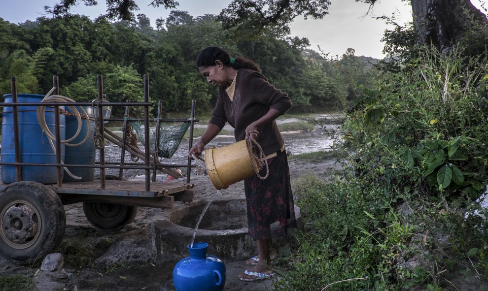 El Salvador es el país con más escasez de agua potable de Centroamérica. En 1999, una embotelladora de Coca-Cola, se instaló en el municipio de Nejapa, sobreexplotando uno de los acuíferos más importantes del país. Si continua con su ritmo de extracción,