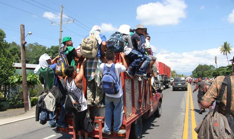 Migrantes hondureños caminan hacia la ciudad de Tapachula, trayecto obligado rumbo a su objetivo, Estados Unidos. EFE/María de la Luz Ascencio