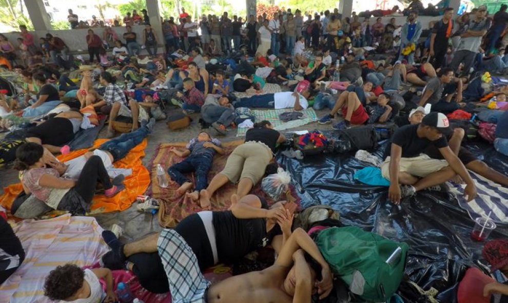 Migrantes hondureños toman un descanso en el jardín Hidalgo de Tapachula tras haber caminado por 8 horas desde Ciudad Hidalgo, en el estado de Chiapas (México), y tras haber derribado la valla de acero de la línea fronteriza entre Guatemala y México. EFE/