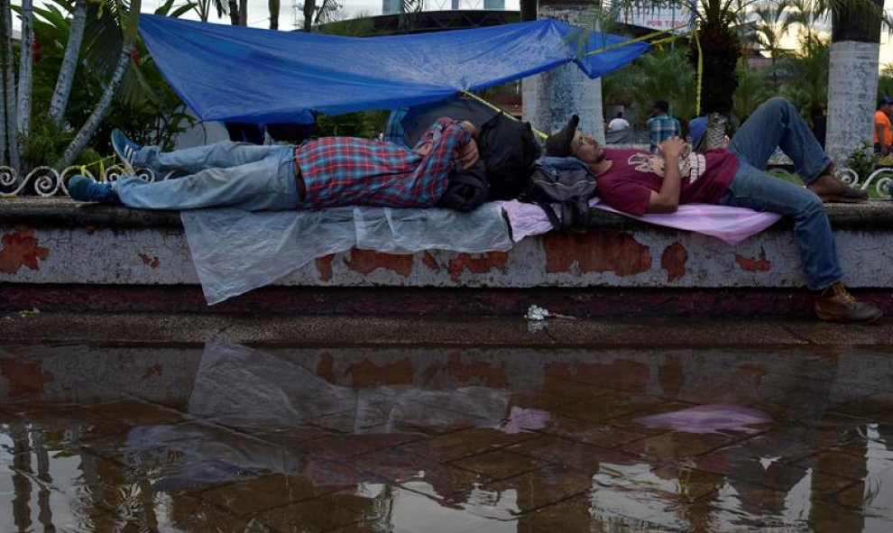 Migrantes hondureños toman un descanso en el jardín Hidalgo de Tapachula (México).  EFE/Rodrigo Pardo