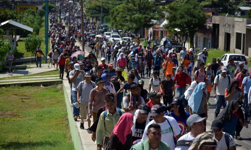 De acuerdo con fuentes de Protección Civil de México, son más de 3.000 los migrantes que recorren los casi 40 kilómetros que hay entre Ciudad Hidalgo y Tapachula, la segunda ciudad más importante del estado mexicano de Chiapas, donde han anunciado que pas