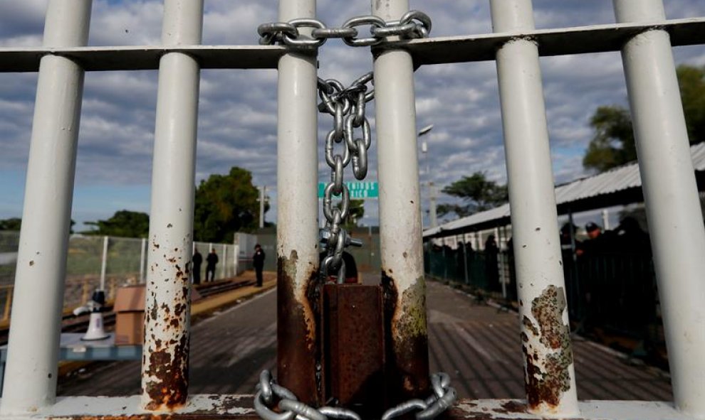 La puerta de ingreso a la frontera con México se mantiene con candado. EFE/ESTEBAN BIBA