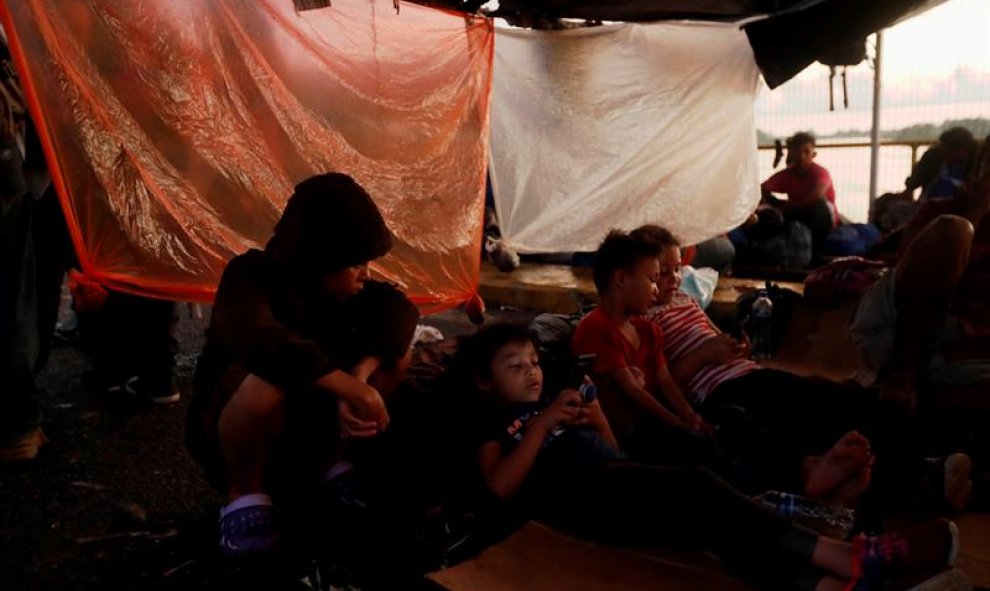 Unos 200 migrantes pasan la noche en puente que une Guatemala y México. EFE/ESTEBAN BIBA