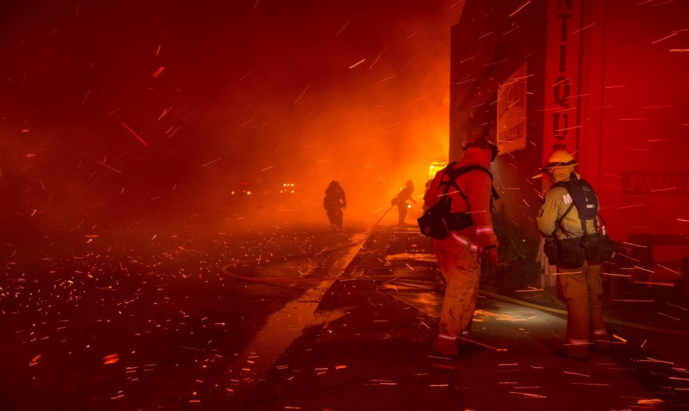 Bomberos durante el incendio en California. EFE/ Peter Dasilva