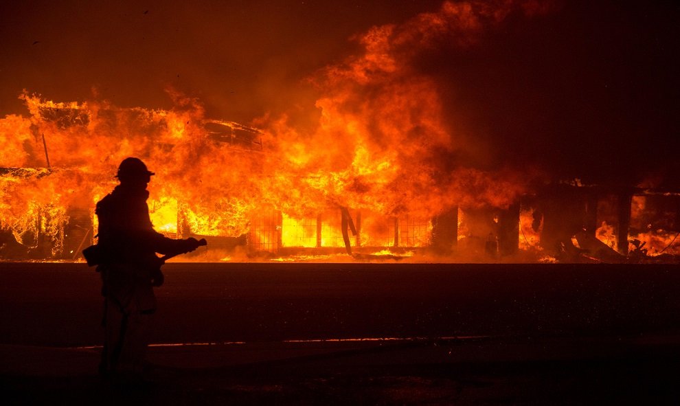 Bombero durante el incendio en California. EFE/ Peter Dasilva