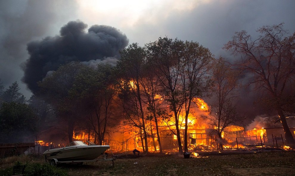 El paso del incendio por California. EFE/ Peter Dasilva