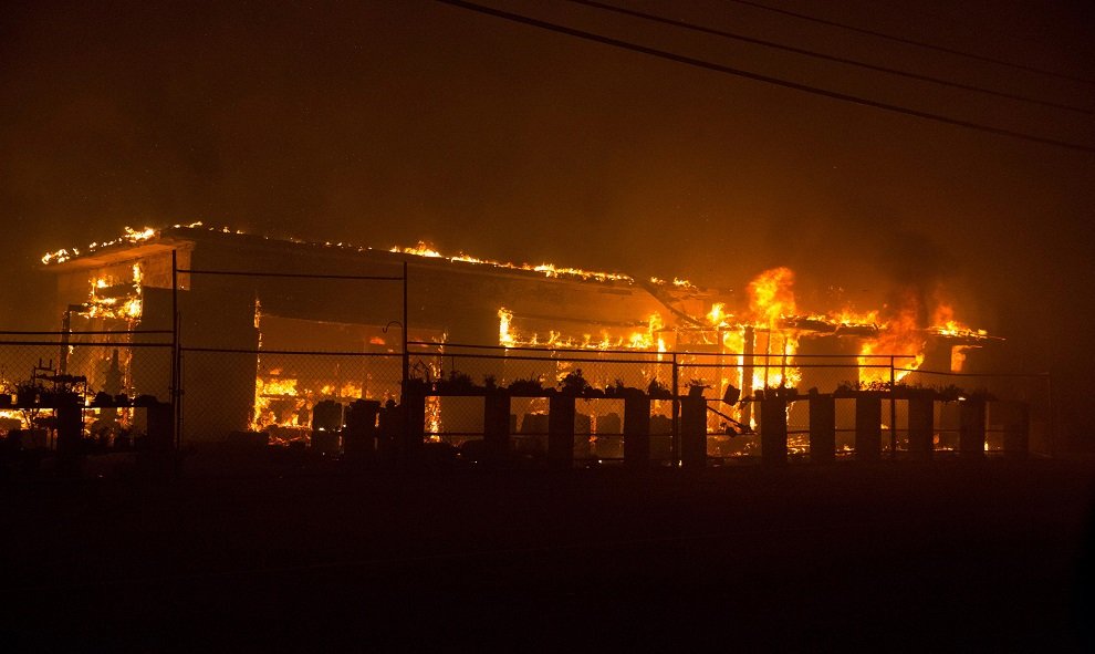 Un edificio en llamas esta noche en California. EFE