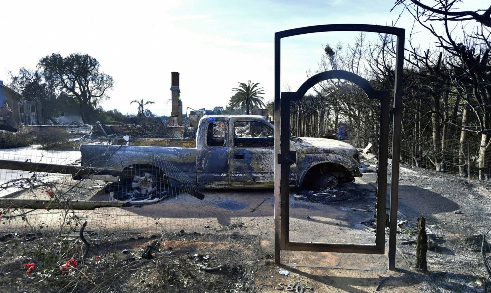 El marco de hierro de una entrada es todo lo que queda en pie de una casa incendiada en Filaree Heights Road, Malibu.- AFP