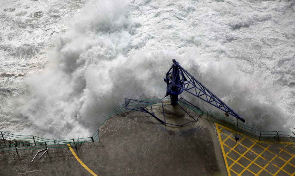 Todas las islas de Canarias se encuentran en situación de alerta decretada por el Gobierno regional, con áreas en aviso naranja por parte de la Agencia Estatal de Meteorología, por olas de hasta seis metros. EFE/Cristóbal García