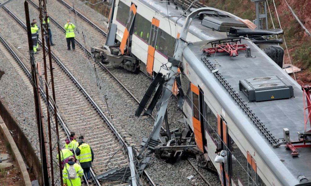Una persona ha muerto y tres han resultado heridas de gravedad por el descarrilamiento de un tren de cercanías en Vacarisses  |  EFE