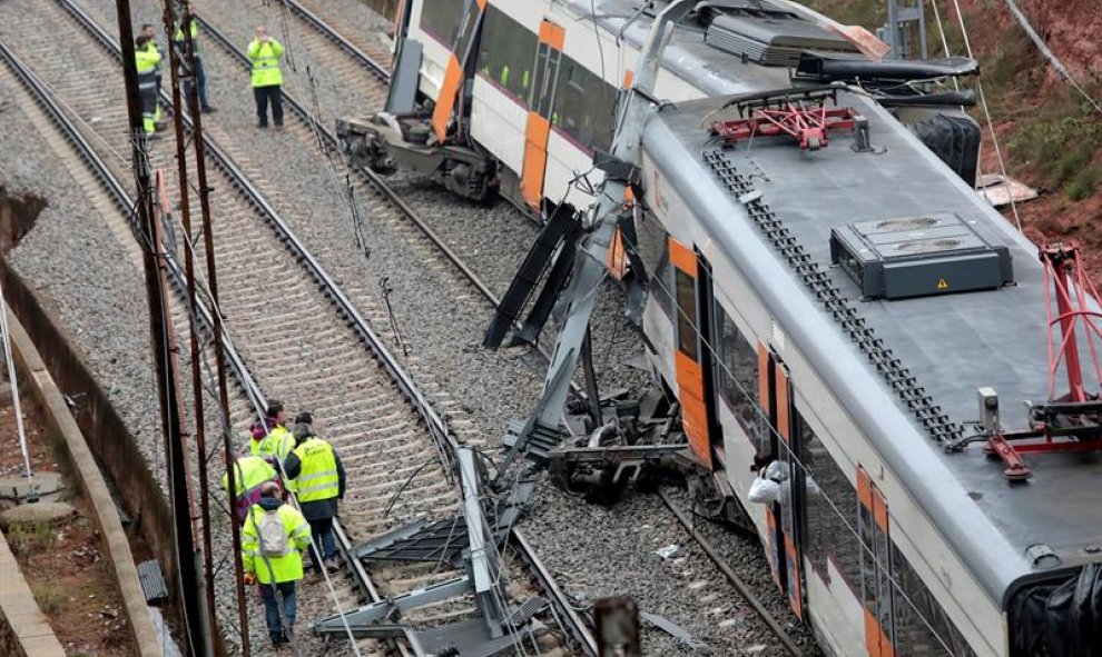 El tren ha descarrilado por un desprendimiento de tierras y rocas de un talud al paso del convoy  |  EFE