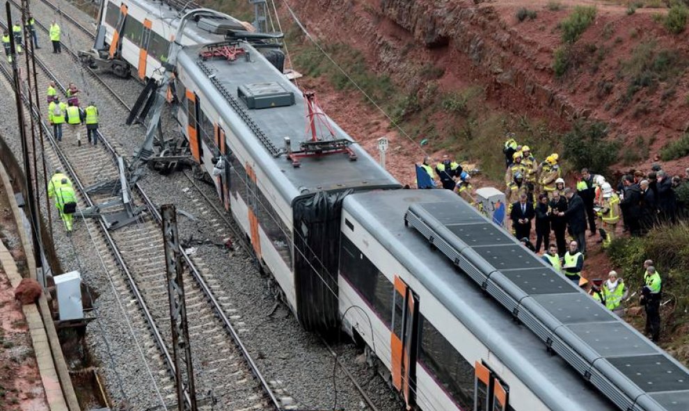 Los bomberos de la Generalitat han confirmado que sobre las 8 horas ya no quedaba ningún herido atrapado en el interior del tren  |  EFE