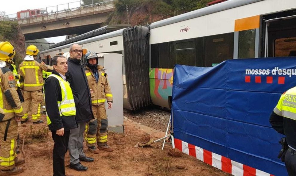 El conseller de Interior, Miquel Buch, en el lugar del accidente de tren  |   BOMBERS DE LA GENERALITAT