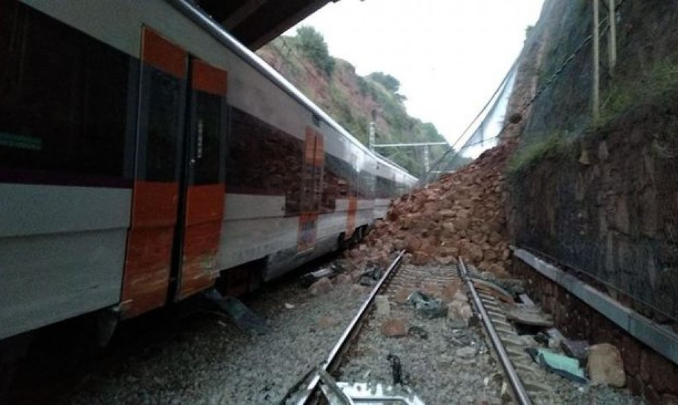 Los bomberos han confirmado que a las 08.10 horas ya no quedaba ningún herido atrapado en el interior del tren  |   BOMBERS DE LA GENERALITAT