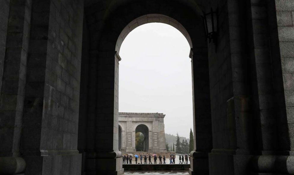 Otra imagen que recoge la cola para entrar en la Basílica del Valle de los Caídos. (SUSANA VERA | REUTERS)