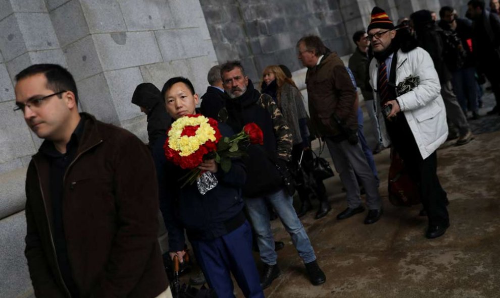 Otra imagen de los fascistas esperando a entrar en la basílica del Valle de los Caídos. (SUSANA VERA | REUTERS)
