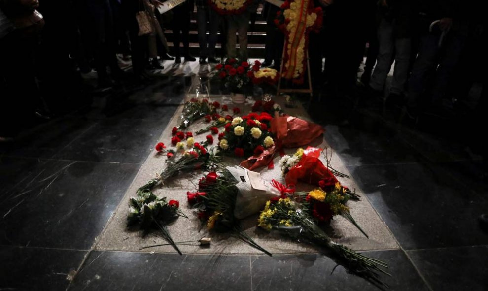 Aspecto de la tumba de Franco llena de flores. (SUSANA VERA | REUTERS)