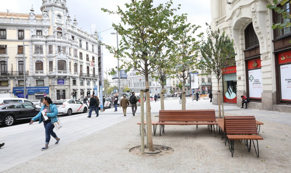 Nuevos bancos instalados en la Gran Vía a su paso por el Banco de España.- AYUNTAMIENTO DE MADRID