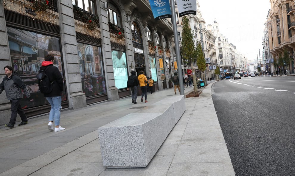 Nuevos bancos de piedra colocados en la Gran Vía de Madrid.-AYUNTAMIENTO DE MADRID