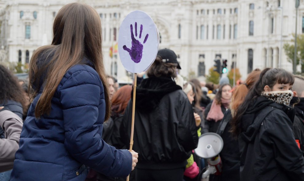 Una niña observa de la concentración feminista en el centro de Madrid - Arancha Ríos