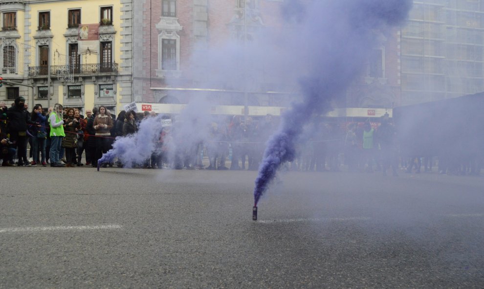 Una mujer sostiene una bengala en el momento que la manifestación llegaba a Gran Vía - Arancha Ríos