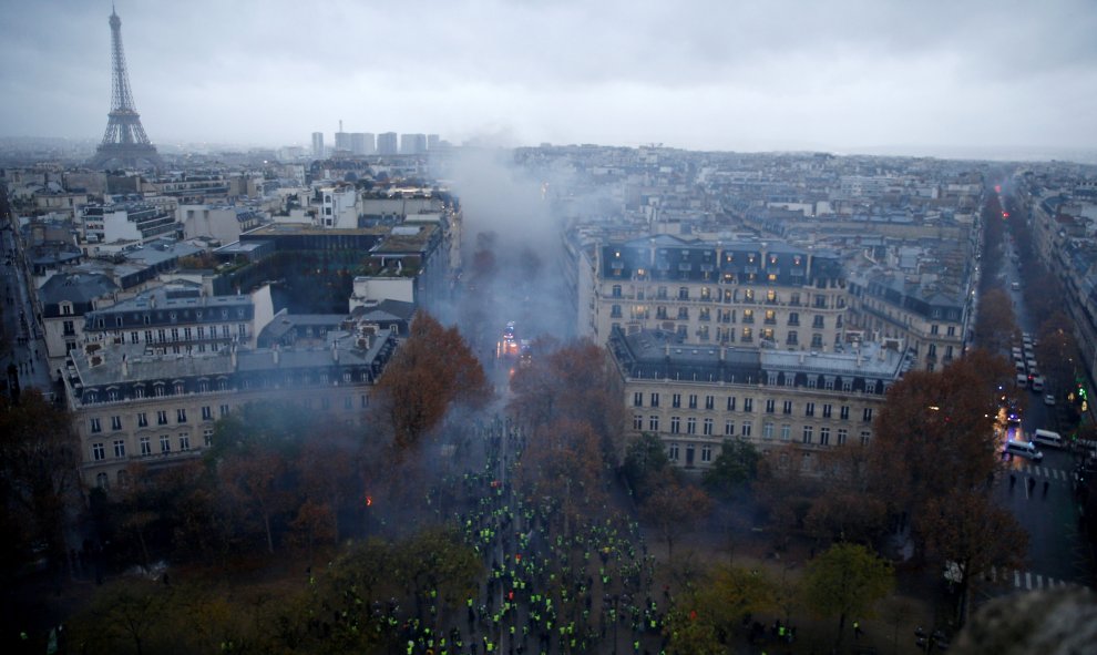 Vista aérea de la ciudad de París y las barricadas creadas por los manifestantes de los chalecos amarillos durante las protestas contra la subida de impuestos a los carburantes del presidente Macron.- Stephane Mahe/REUTERS